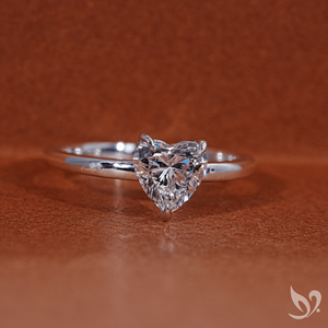 Bague solitaire en diamant de laboratoire taille cœur de 1,00 carat en or massif 18 carats |   Bijoux de fiançailles pour femmes certifiés IGI - Product Image 1