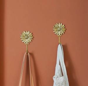 Porte-vêtements mural vintage en aluminium à double crochet, design floral décoratif, écologique et durable, pour cuisine et salle de bain - Product Image 2