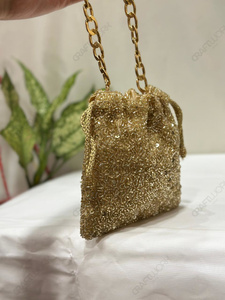 Bolso de mano tipo cubo con microperlas doradas y correa de cadena llamativa, accesorio compacto para fiestas y eventos nocturnos para mujer - Product Image 4