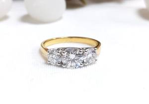 แหวนหมั้นเพชรโมอิสซาไนต์ทรงสามเม็ด 2 กะรัต ยี่ห้อ Lurba Jewels สำหรับผู้หญิง ทองคำขาว/ทองคำเหลือง 14K แท้ รับรองโดย IGI หรูหรา - Product Image 4