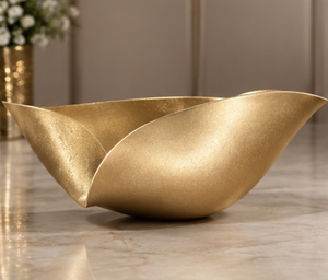 Bol de service en métal doré sculpté de luxe avec bords incurvés en forme de pétales, centre de table décoratif pour bonbons, noix et snacks - Product Image 3