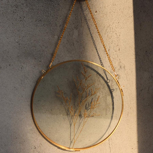 Cadre photo rond en verre transparent de qualité supérieure pour l'exportation, avec bordure en laiton doré, à suspendre au mur - Product Image 1