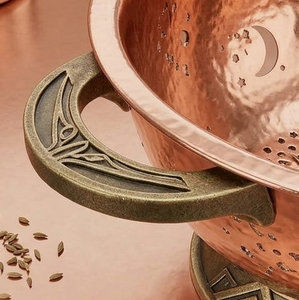 Bol passoire en cuivre avec poignées vertes et base en métal pour la cuisine - Product Image 4