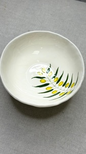 ชามเซรามิกทำมือพร้อมลวดลายใบไม้ ดีไซน์โค้งลึกและเคลือบเงาอย่างดี - Product Image 4