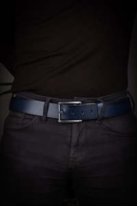 Ceintures en cuir de vachette avec logo personnalisé, ceintures pour hommes en cuir véritable tendance, OEM personnalisé et disponible en gros - Product Image 2