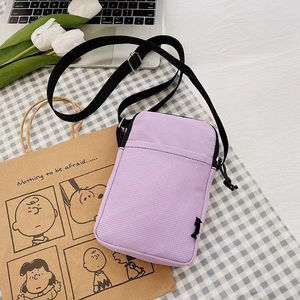 Sac bandoulière léger avec sangle réglable et fermeture éclair, idéal pour les trajets quotidiens et les voyages - Product Image 1