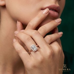 Bague de fiançailles à taille émeraude avec halo pour diamant de laboratoire, pour femme, bague de promesse, bague de mariée, cadeau d'anniversaire - Product Image 1