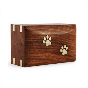 Caja de urna de madera personalizada al por mayor con pata de latón urnas de cremación de madera hechas a mano con incrustaciones de mascotas y suministros funerarios para cenizas de mascotas - Product Image 1