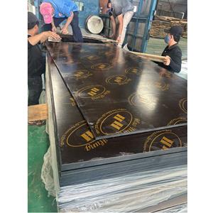 Contreplaqué filmé brun/noir 8x4 12-15-18mm, réutilisable 10 fois, pour construction intérieure, qualité vietnamienne E1 A2 poli, du fournisseur - Product Image 1