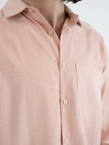 เสื้อเชิ้ตผู้ชายสีชมพูอ่อน ผ้าฝ้าย แขนยาว ปกคอปก ทรงสมาร์ทแคชชวล ใส่ได้ในฤดูใบไม้ผลิ - Product Image 3