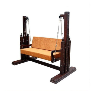 Balançoire de véranda traditionnelle en bois foncé avec poteaux latéraux sculptés, chaînes de suspension et assise rembourrée orange vif, en gros. - Product Image 1