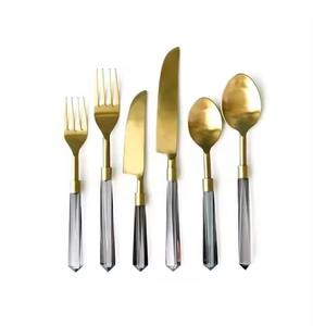 Ensemble de couverts en laiton doré de designer avec manche en acrylique, collection de vaisselle haut de gamme pour réceptions de mariage et dîners - Product Image 1