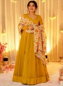 Offre Spéciale Haldi Day : Salwar Suit Designer Longue et Élégante, au Look Raffiné et Magnifique, Idéal pour les Mariées ou les Femmes, Collection Spéciale 2026 SIE - Product Image 2