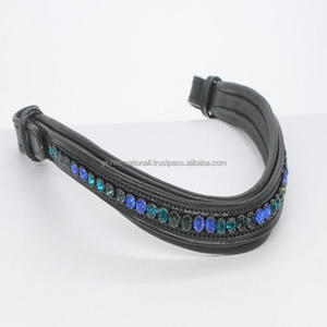 Bandeau de tête pour cheval en cuir rembourré de qualité supérieure, avec une rangée de cristaux de diamant et une chaîne métallique. - Product Image 1