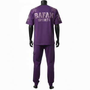 Conjunto de 2 piezas de lujo para hombre: Camiseta morada de jersey de mezcla de algodón 210GSM y pantalón jogger con paneles laterales tipo cargo, con logo brillante termotransferible. - Product Image 3