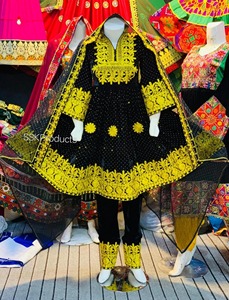 Ensemble robe noire brodée à manches 3/4 et motif jaune pour femme, style pakistanais, toutes saisons - Product Image 2