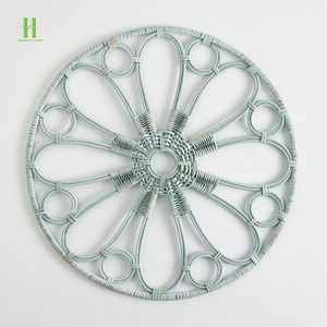 Assiettes de présentation rondes en rotin tressé faites à la main, design moderne, décoration murale, dessous de plat en rotin fleuri, fabriquées au Vietnam - Product Image 4