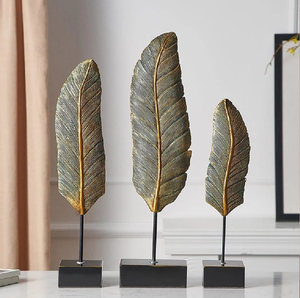 Elegantes esculturas de hojas de ginkgo y palma doradas sobre bases minimalistas. Decoración moderna para el hogar disponible a precios de mayorista. - Product Image 5
