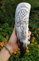 Corne à boire en corne de bœuf, neuve, sculptée et gravée, avec support en corne, motif gravé, corne viking, taille personnalisée et gravée.