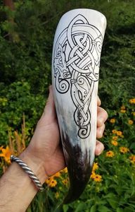 Corne à boire Viking Polished Ox avec motifs gravés, taille personnalisable, design animal fait main – Cadeau de mariage durable - Product Image 4