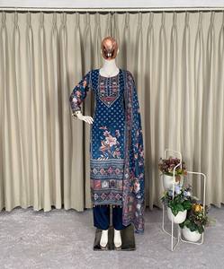 Conjunto de traje étnico para mujer, completamente cosido, con top Chinon estampado de diseñador para fiesta, pantalón con borde de encaje y detalles de espejo, y dupatta. - Product Image 1