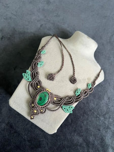 Collier en macramé fait main en malachite, pierre verte, cordon marron, pendentif feuille turquoise, pierre précieuse naturelle, bijoux bohèmes de guérison - Product Image 2