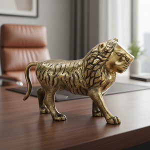 Figurine de lion en aluminium plaqué laiton antique 22,5 cm – Décoration de bureau artisanale de luxe |   Symbole de puissance et de leadership - Product Image 1