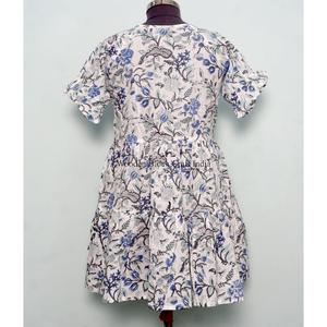 ชุดเดรสทรงเอไลน์สั้นพิมพ์ลายดอกไม้ดิจิทัล ผ้าฝ้ายธรรมชาติ 100% เอวธรรมชาติ เป็นมิตรกับสิ่งแวดล้อม เหมาะสำหรับการเดินทางอย่างเป็นทางการ สวมใส่สบายสำหรับผู้หญิง - Product Image 6
