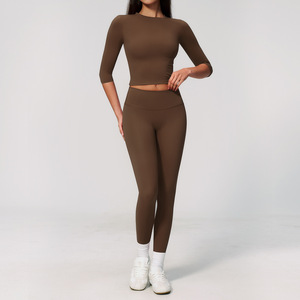 Ensemble de vêtements de sport pour femmes, haut court à col rond sans couture, manches 3/4, leggings taille haute, couleur unie marron - Product Image 1