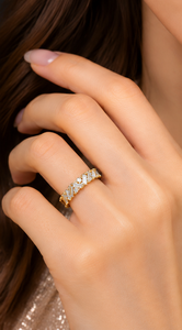 Anillo Elegante de Eternidad en Oro Amarillo de 18K con Diamantes Redondos y Baguette Alternados, Apilable, Regalo de Aniversario de Bodas, Joyería de Lujo - Product Image 6