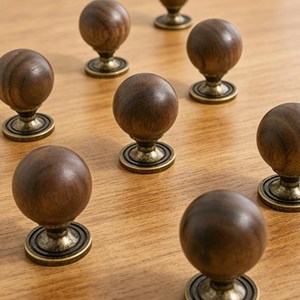 Bouton de meuble rond en bois de noyer, style vintage, poignée de tiroir ronde, bouton de porte en bois fait main, élégant, classique, marron, poignée de meuble - Product Image 6