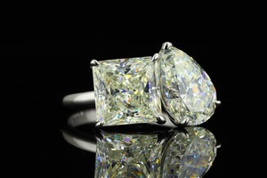 Anillo de Moissanita con Corte Esmeralda en Oro Blanco, Engaste Geométrico de Garras, Anillo de Compromiso para Mujer, Joyería de Estilo Clásico - Product Image 3