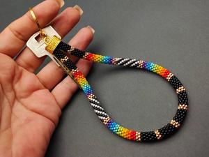 Porte-clés de poignet pour femme, fait main, perles multicolores, rayures noires et blanches, anneau doré, élégant, fonctionnel, accessoire cadeau - Product Image 6