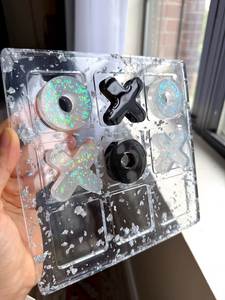 Plateau de jeu Tic Tac Toe en résine colorée pour les soirées de jeux en famille et les activités intérieures décontractées, décoration minimaliste - Product Image 2