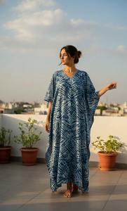 Robe kaftan à col en V, en coton bleu, motif shibori, teinte à la main, lavable, écologique, pour les vacances - Product Image 2