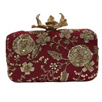 Pochette de soirée de luxe rouge profond avec cadre floral doré et broderies Zardozi, fermoir lotus, pour mariage, mariée, printemps/été/hiver