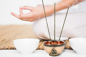 Cuenco de Cobre Triquetra Pequeño para Incienso, Multiusos, Hecho a Mano por Artesanos Indios - Product Image 5