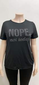 เสื้อยืดผู้หญิงลายตัวอักษรมีลานิน คอกลม แขนสั้น เนื้อผ้านุ่ม 100% ผ้าฝ้าย สีดำ พิมพ์ลายดิจิตอล ปรับแต่งได้ เสื้อยืดแฟชั่น - Product Image 4