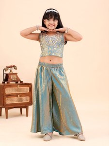 Ensemble haut sans manches brodé et pantalon palazzo pour filles, idéal pour les occasions festives et les soirées - Product Image 1