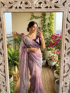 Sari Khatli Pearl Elegance, Sari Floral Pearl Grace, Sari Satin Blossom de Diseñador, Sari con Pétalos de Perla Hechos a Mano - Product Image 2