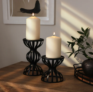Portavelas cilíndricos artesanales de madera oscura adornados con motivos florales tropicales pintados a mano. Disponible a precios de mayorista - Product Image 5