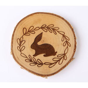 Sous-verre rond moderne en bois avec motif lapin et fleurs, fait main, pour la table, joli tapis décoratif pour la fête de Pâques - Product Image 2
