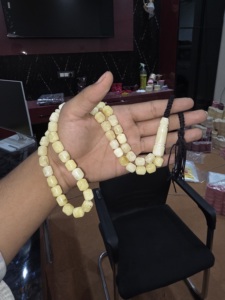 Tasbih Musulmán Religioso de Resina Brillante Ecológica de Lujo, Diseño Redondo Hecho a Mano para Uso en Múltiples Ocasiones - Product Image 1