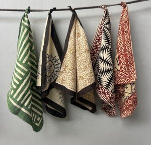 Foulard bandana en satin de soie ethnique personnalisé, réutilisable, écologique, lavable en machine, accessoires pour enterrement de vie de jeune fille et fêtes de mariage - Product Image 3