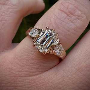 Anillo de Tres Piedras con Corte Cruzado y en Forma de Pera de Moissanita de 3.01CT, Plata 925 Original con Baño de Oro, Regalo Moderno para Novia - Product Image 3