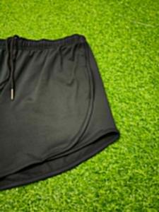 กางเกงขาสั้นโยคะทรงตรงสำหรับผู้หญิง DUBBIX INDUSTRIES ผลิตจากโพลีเอสเตอร์ 100% รับสกรีนโลโก้ ระบายอากาศได้ดี เอวยืดหยุ่น สีพื้น เหมาะสำหรับออกกำลังกาย ฟิตเนส และเล่นกีฬาในยิม - Product Image 6