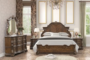 Lit à panneaux traditionnel Leovanni, en acajou, orné de sculptures raffinées et d'une finition luxueuse brun foncé pour la chambre. - Product Image 2