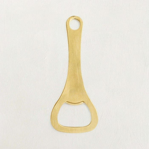 Abridor de botellas metálico dorado con asa de anillo, portátil, manual, con diseño de trofeo de safari, novedoso, ideal como regalo. - Product Image 1