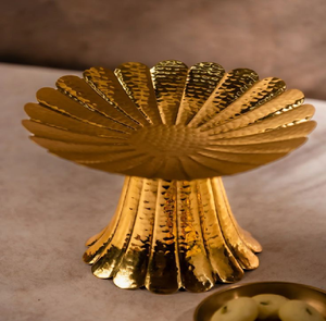 Tour de service dorée à deux niveaux avec assiettes texturées et poignée décorative en forme de feuille. Élégant et disponible à prix de gros. - Product Image 3