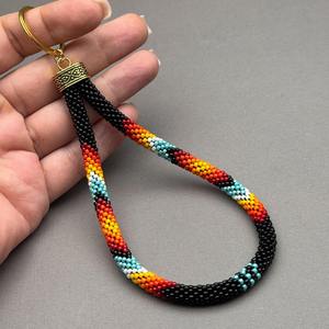 Porte-clés de poignet tendance fait main pour femme, orné de perles, motifs noir, rouge, orange, jaune, turquoise, blanc, avec anneau doré, pour usage quotidien - Product Image 5